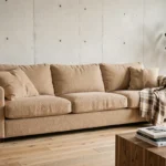 Canapé scandinave en bouclette beige dans un salon moderne aux tons naturels avec parquet chêne et décoration épurée