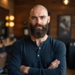 Homme chauve avec une barbe pleine bien entretenue dans un salon de coiffure moderne, look affirmé et soigné