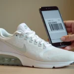 Vérification du numéro de série Nike sur l'étiquette de la chaussure avec un smartphone et une application de scan de code-barres